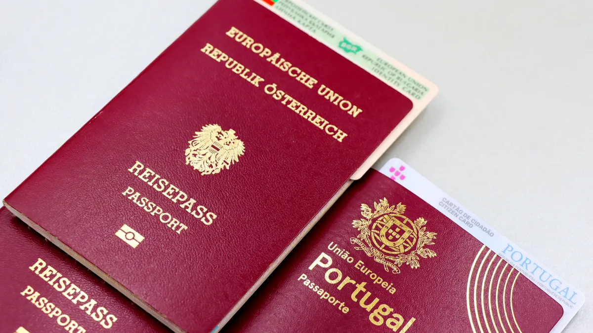 Gros plan sur un passeport autrichien, un passeport portugais et une carte d'identité bulgare.