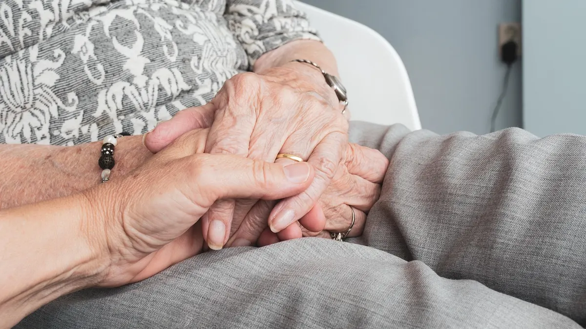 Mains de personnes âgées et de seniors